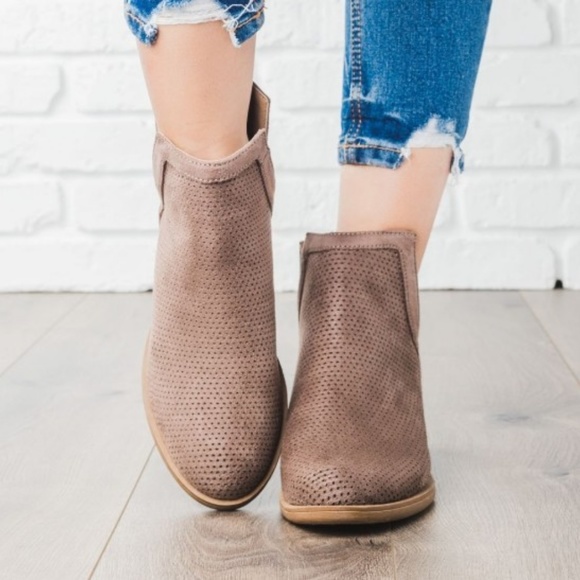 HP BEST IN BOUTIQUES SALE Perforated Ankle bootie - Picture 3 of 5